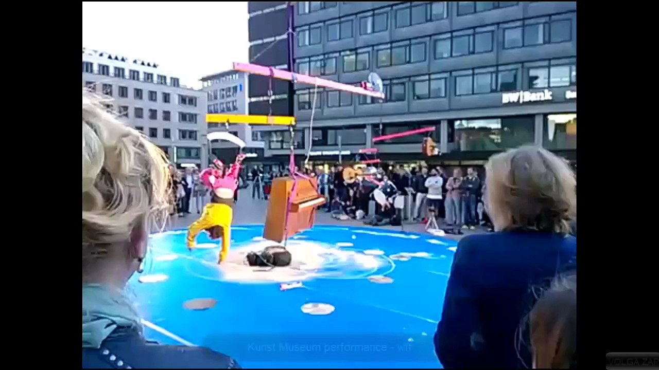 Kunst Museum performance - wtf