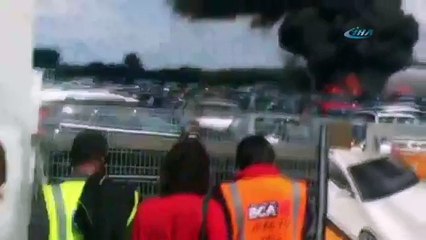 Uçak araba pazarına düştü: 4 ölü