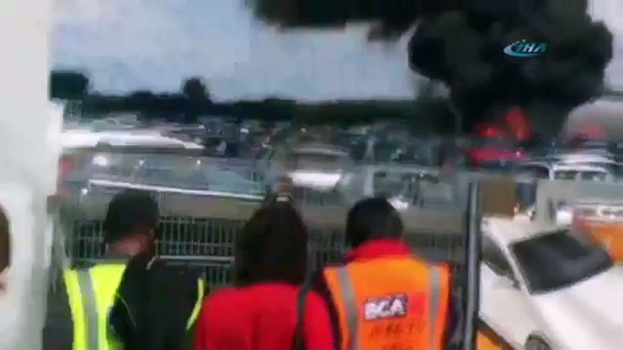 Uçak araba pazarına düştü: 4 ölü