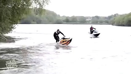 Las piruetas que jamás imaginaste que podía hacer una moto de agua