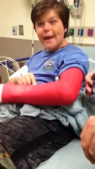 Así reaccionó un niño al despertar y ver su brazo enyesado