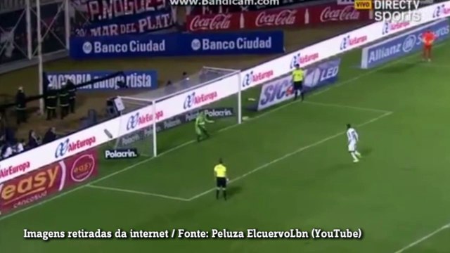 Jogador tenta cavadinha e goleiro defende com o peito