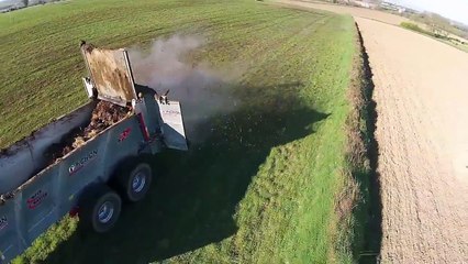 Deux épandeurs à fumier PICHON Muck Master M20 à l'épandage de fumier et de composte