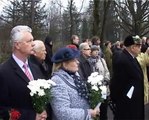 Rīgas Brāļu kapos atklāta atjaunotā svešumā kritušo karavīru piemiņas vieta