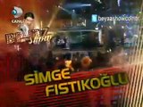 Simge Fıstıkoğlu Canlı Yayında Beyaza Sneijder Forması Verdi