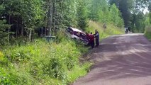 Rally Finlandia: piloto sufre accidente y el público lo auxilia