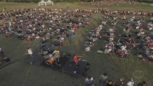 Mil pessoas se unem para pedir show de Foo Fighters na Itália