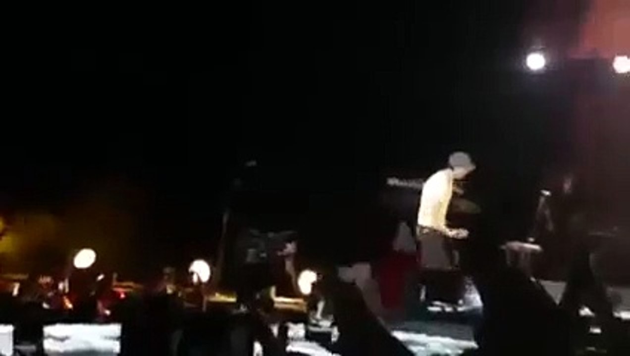 A Enrique Iglesias se le cae el micrófono quedando al descubierto su playback en el concierto