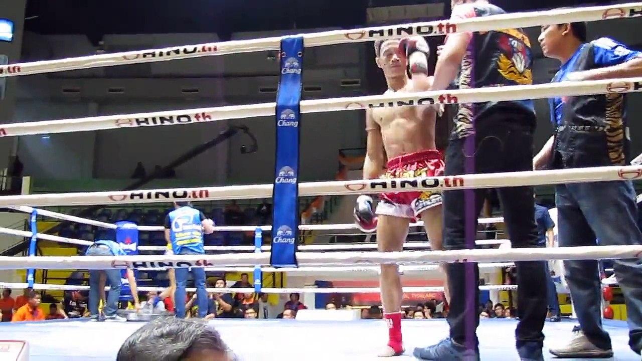 Friday Night Fights @ Lumpinee Boxing Stadium, Bangkok, Thailand (10 of 16)