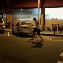 Bourré, il essaie de rentrer chez lui en skate