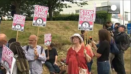 Pequeñas manifestación y contramanifestación sobre inmigrantes en Folkestone