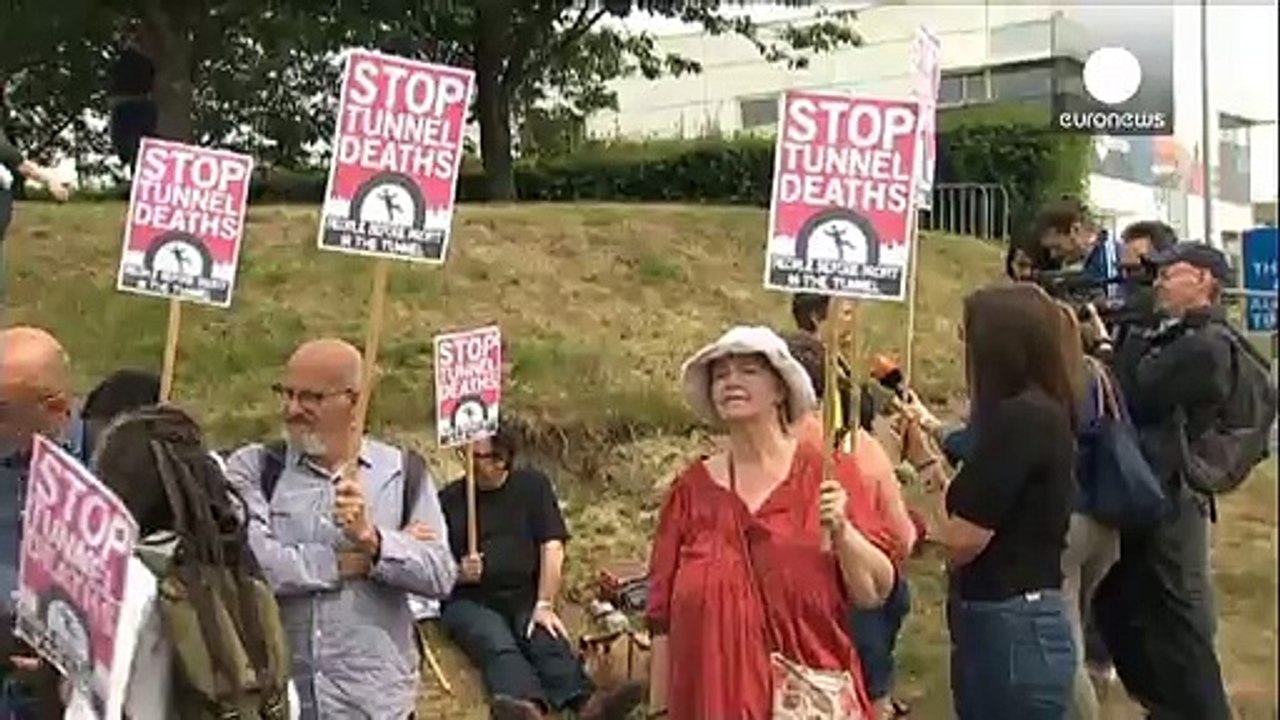 Pequeñas manifestación y contramanifestación sobre inmigrantes en Folkestone