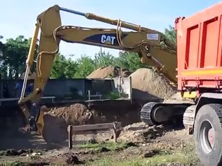 Escavatore Caterpillar 320B che carica l'Iveco 330