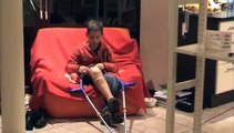 EN: Learning to walk with a prosthesis - FR: Premiers essais de Pierre avec sa prothèse