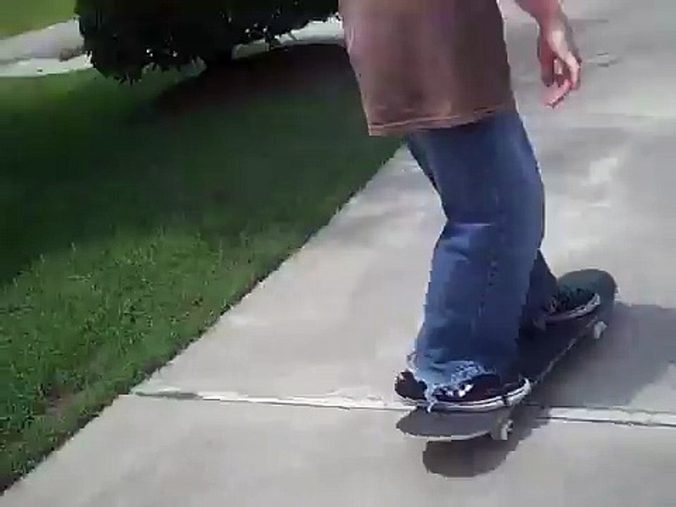 kid falls down and cries