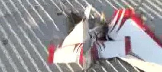 Çatıya düşen uçağın pilotu öldü