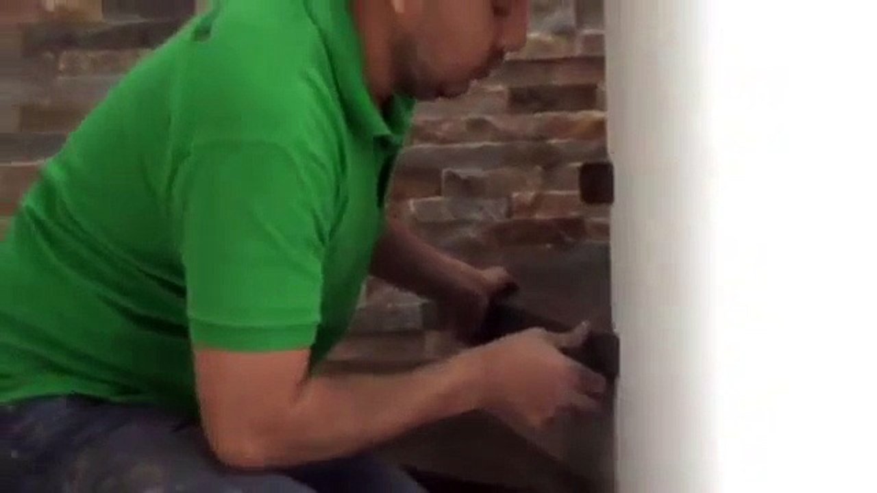Instalación de madera en escalones de concreto