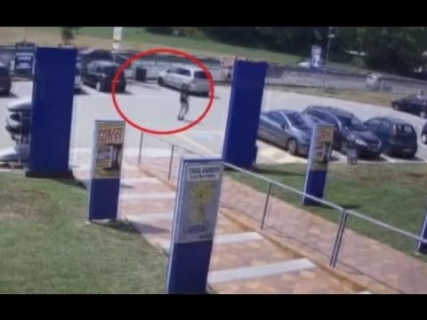 Moncalieri (TO) - Gira armato in un centro commerciale e punta pistola contro carabinieri (01.08.15)