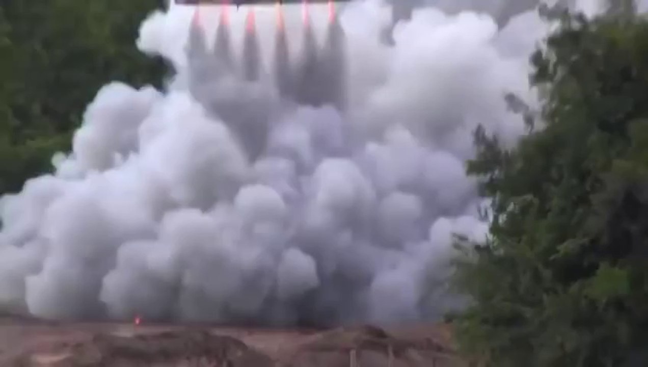 Feu d'artifice géant et roue envoyée dans les airs!