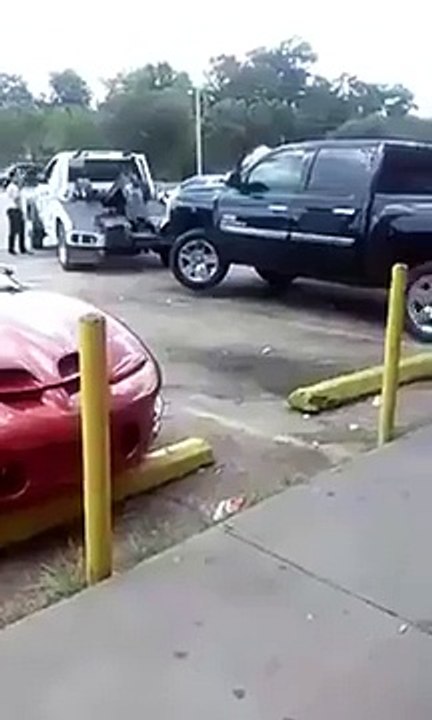 Ce conducteur ne veut pas laisser son pick-up à la fourrière