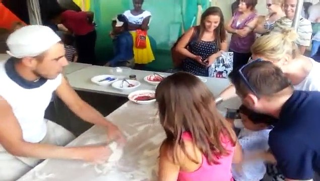 Un pizzaïolo apprend à des enfants à préparer des pizzas