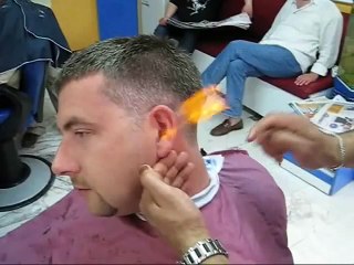 Descargar video: Un barbier turque utilise une flamme pour vous raser et couper vos cheveux