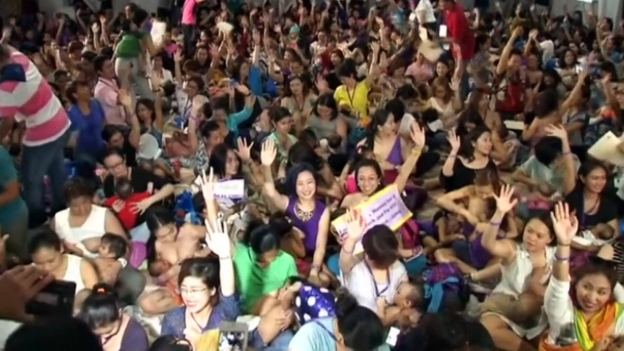 Mass breastfeeding session in Manila