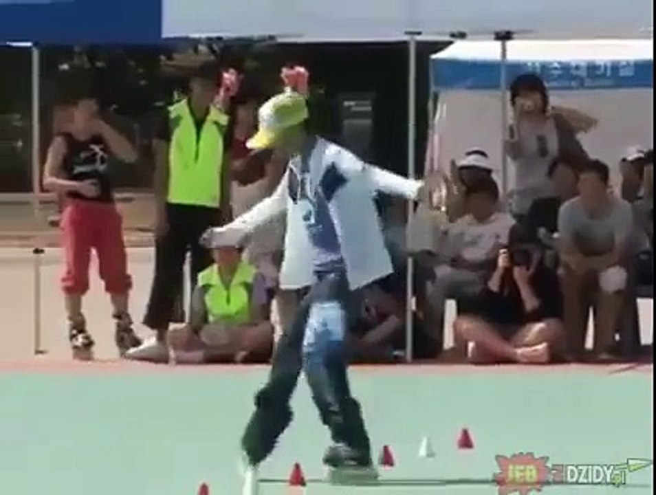 Freestyle slalom na rolkach