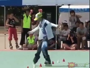 Freestyle slalom na rolkach