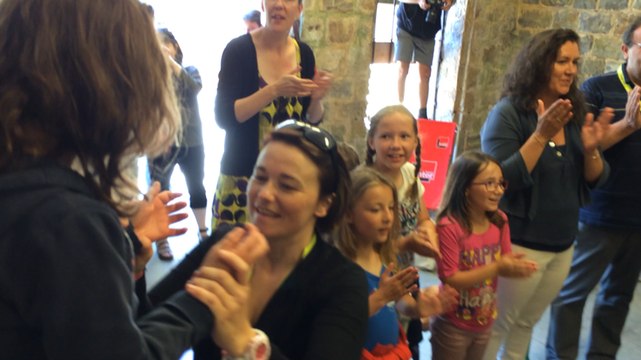 Faada Freddy fait de la musique corporelle avec les enfants autistes