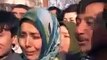 Uygur kadın gözyaşlarını tutamadı.Türkiye Cumhuriyeti başbakanı'nı göremeyen Uygur kadın