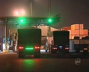 Caminhoneiros encaram dura rotina para descarregar (07/10/2011) - SBT Brasil