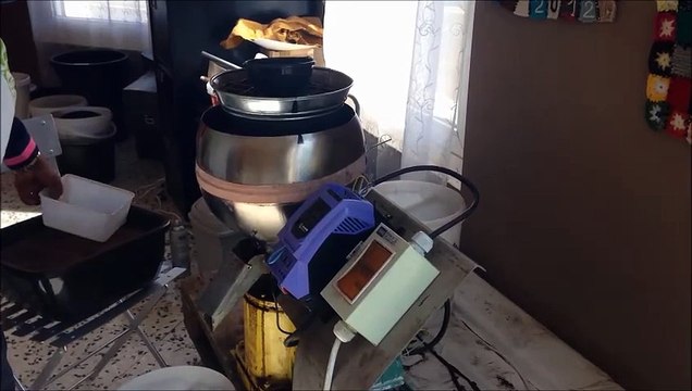 Démonstration de la transformation de marc de café en combustible bio par Roger Essono de l'entreprise 62750