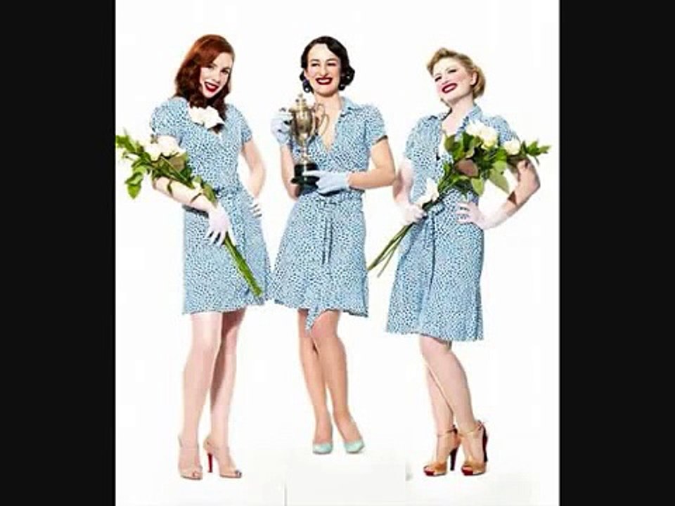 Puppini Sisters- WALK LIKE AN EGYPTIAN { LYRICS }
