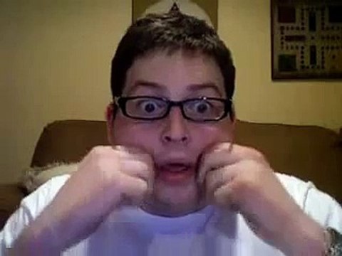 abrutis qui grimace devant sa webcam