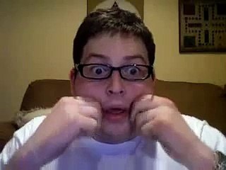 abrutis qui grimace devant sa webcam