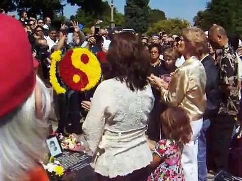 Linda Lee speaks at Bruce Lee's gravesite