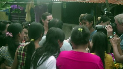 Jolie conversa com trabalhadoras do setor têxtil em Mianmar