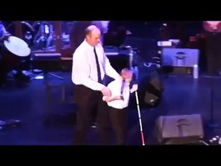 Menino cego e autista surpreende o mundo com a sua voz maravilhosa video 20140401 733112mp4 9wnr