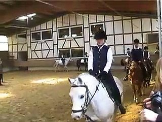 Corinne macht ihr kleines Hufeisen auf Winnetou Teil 1