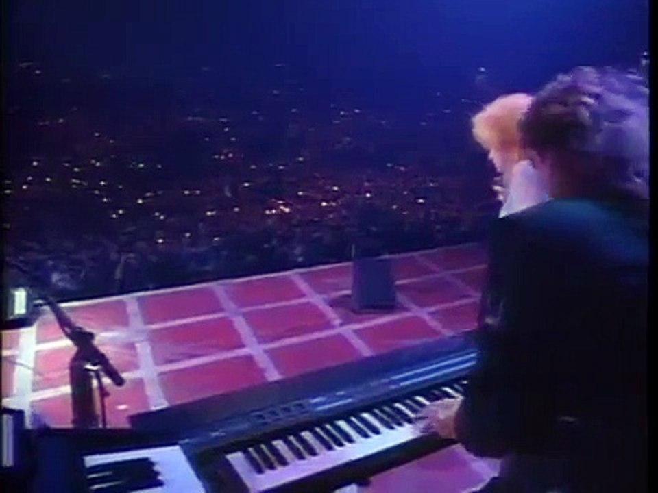 "TRUE COLORS"-(Cyndi Lauper, Live in Paris).
