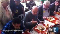 Eleitor pede autógrafo de José Serra em livro Privataria Tucana