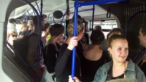 FOCUS.LV - Pasaules koru olimpiādes dziedošais autobuss. 12.07.2014