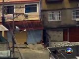 Traficantes armados são flagrados no conjunto de favelas do Alemão