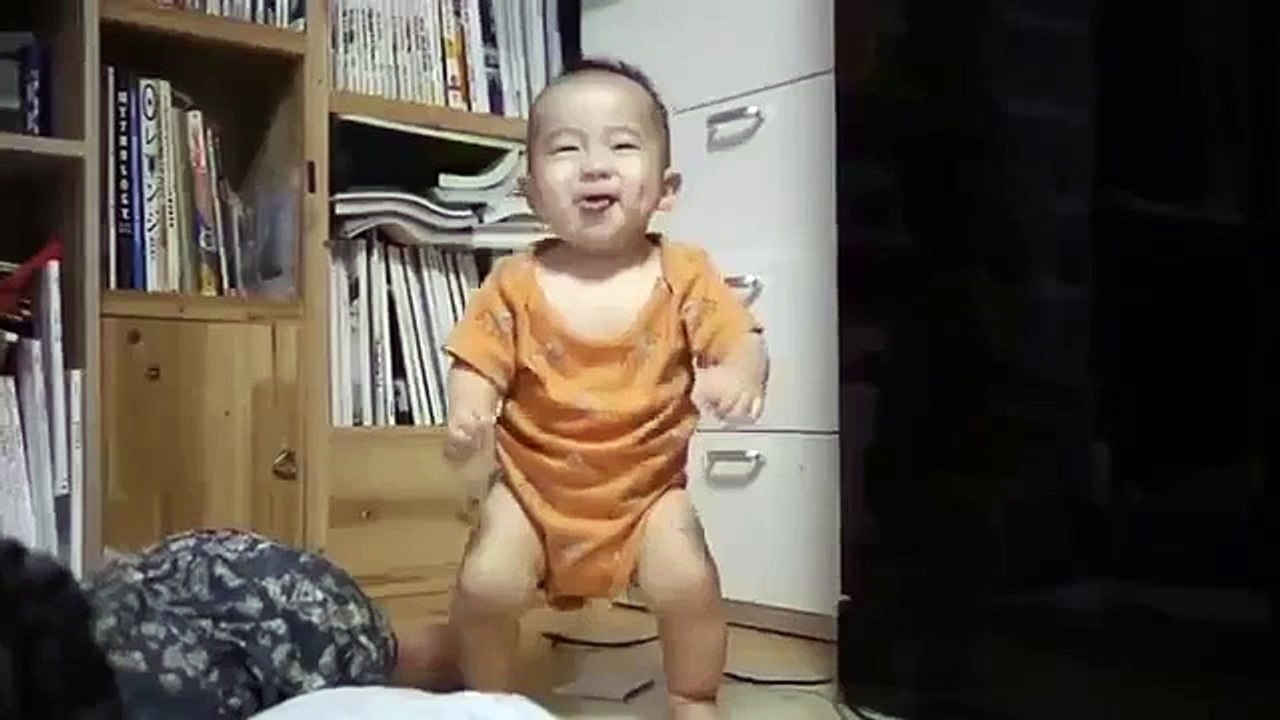funny baby dancing