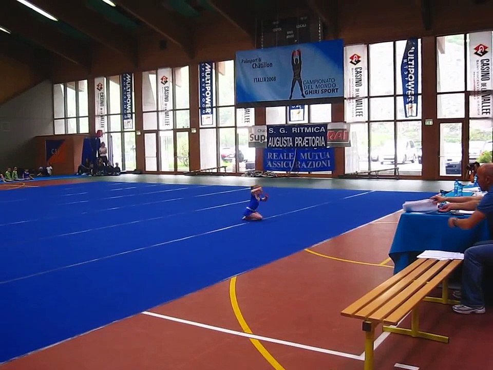 Celine, 6 anni, ginnastica ritmica esercizi corpo libero