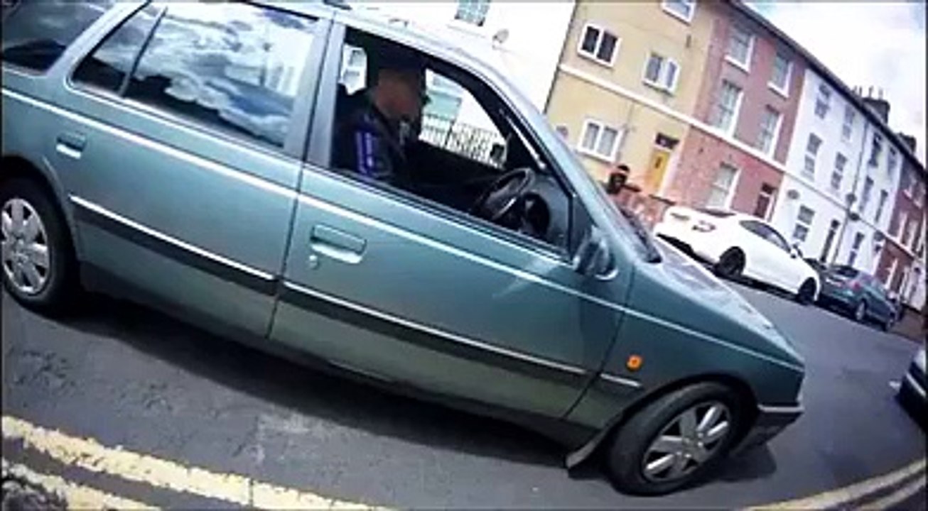 Cum sa cazi cu stil :)) Mosnegi plini de tupeu in Londra