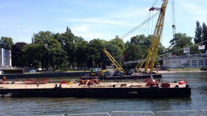Pose de la nouvelle passerelle Boverie à Liège