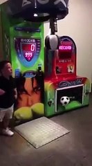 Un petit homme tape dans un punching ball