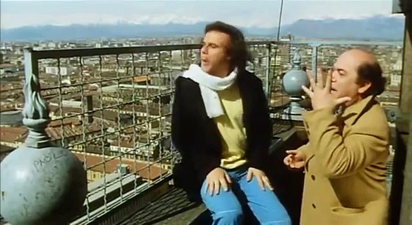 Lino Banfi - Scena sulla mole antonelliana (Al bar dello sport - cropped).avi